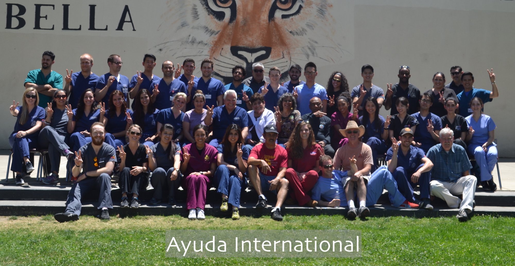 A large group of Ayuda International volunteers posing together